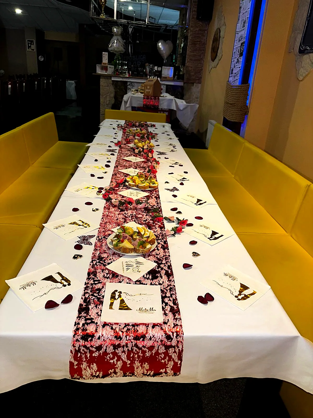 Slavnostní tabule ve žlutém salonku